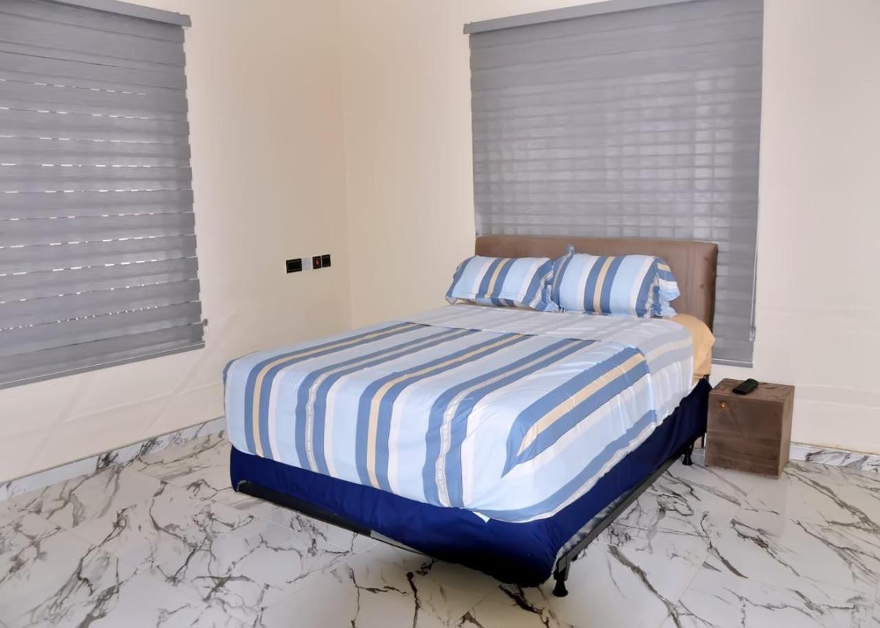 Готель Queens Place Аккра Екстер'єр фото